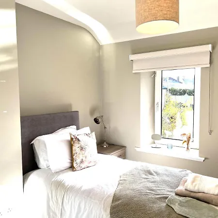 Feriehus Charming Cosy 4-bed House In *