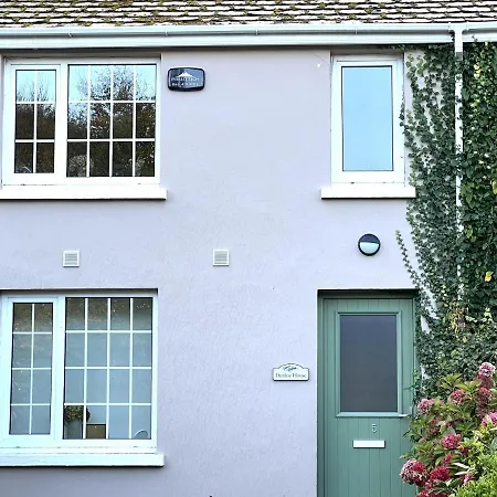 Charming Cosy 4-bed House In