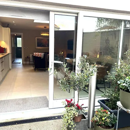 Charming Cosy 4-bed House In