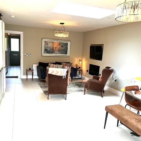 Tatil Evi 4 Bed House Sleeps 7 - Parking Garden Wifi *