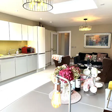Charming Cosy 4-bed House In