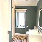 4 Bed House Sleeps 7 - Parking Garden Wifi * 基拉尼
