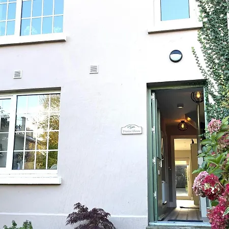 4 Bed House Sleeps 7 - Parking Garden Wifi *