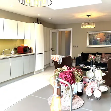 4 Bed House Sleeps 7 - Parking Garden Wifi Holiday home Killarney