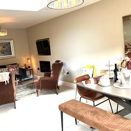 4 Bed House Sleeps 7 - Parking Garden Wifi Holiday home Killarney