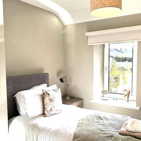4 Bed House Sleeps 7 - Parking Garden Wifi Holiday home Killarney