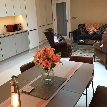 4 Bed House Sleeps 7 - Parking Garden Wifi
