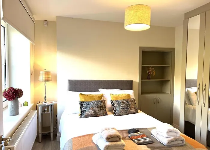 4 Bed House Sleeps 7 - Parking Garden Wifi Holiday home *