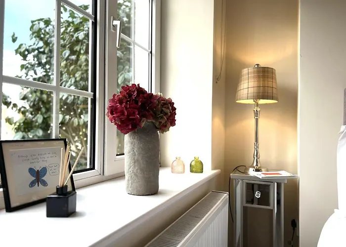 Дом отдыха 4 Bed House Sleeps 7 - Parking Garden Wifi *