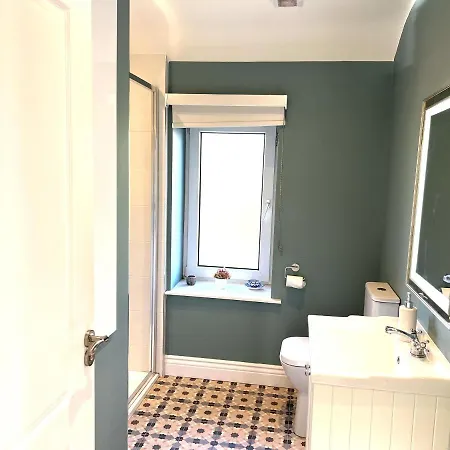 4 Bed House Sleeps 7 - Parking Garden Wifi * Killarney