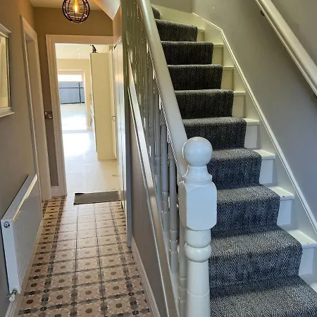 4 Bed House Sleeps 7 - Parking Garden Wifi Killarney