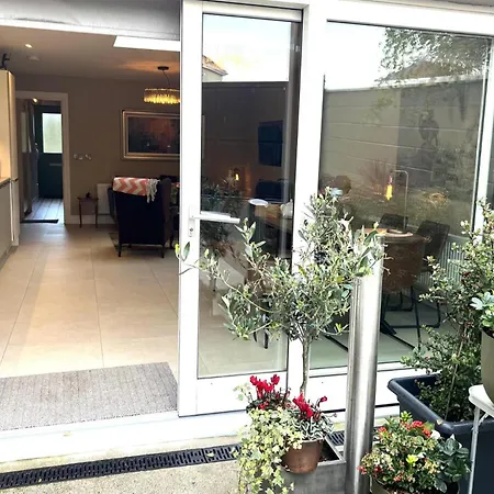 Hébergement de vacances 4 Bed House Sleeps 7 - Parking Garden Wifi