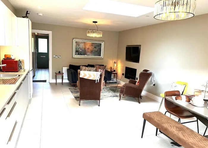 Hébergement de vacances 4 Bed House Sleeps 7 - Parking Garden Wifi *