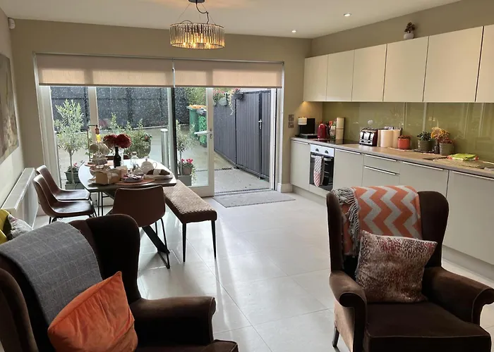 Hébergement de vacances 4 Bed House Sleeps 7 - Parking Garden Wifi Killarney