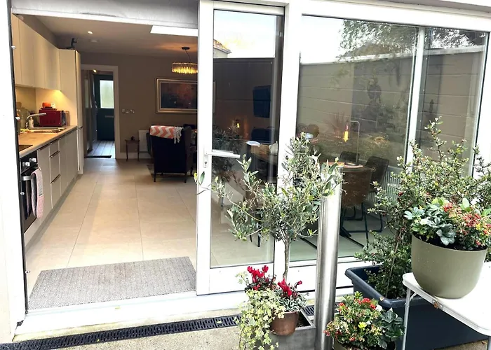 Hébergement de vacances 4 Bed House Sleeps 7 - Parking Garden Wifi